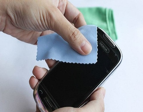 تحاشيا لإتلافه.. 7 أشياء لا تستخدمها لتنظيف شاشة الهاتف تحاشيا لإتلافه.. 7 أشياء لا تستخدمها لتنظيف شاشة الهاتف