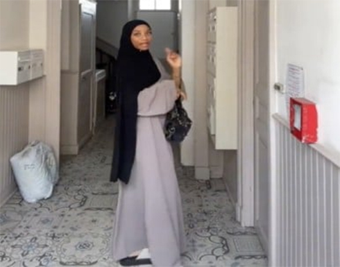 مراهقات يرتدين العباءات على “تيك توك” يضعن الحكومة الفرنسية في حالة غليان مراهقات يرتدين العباءات على “تيك توك” يضعن الحكومة الفرنسية في حالة غليان