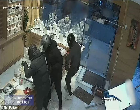 بالفيديو : عصابة تقتحم محل مجوهرات بـ رانج روفر وتسرق محتوياته في لندن بالفيديو : عصابة تقتحم محل مجوهرات بـ رانج روفر وتسرق محتوياته في لندن