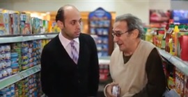 بالفيديو.. لقطات مؤثرة لرد فعل المصريين مع عجوز يسرق «هايبر ماركت»