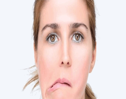تمرين سهل جداً يجعل وجهك نحيفاً وناعماً.. جربيه تمرين سهل جداً يجعل وجهك نحيفاً وناعماً.. جربيه