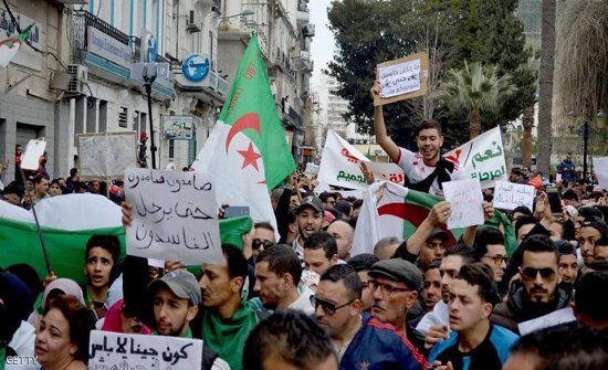 خيارات المعارضة الجزائرية.. بين "سلطة الشارع" واليوم الفاصل خيارات المعارضة الجزائرية.. بين "سلطة الشارع" واليوم الفاصل