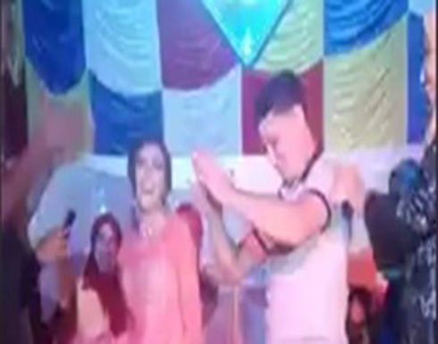 نهاية مروعة لعروس حملها شاب ورقص بها (فيديو) نهاية مروعة لعروس حملها شاب ورقص بها (فيديو)