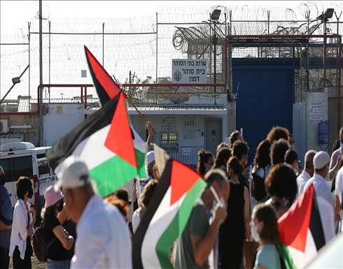 وقفة أمام سجن إسرائيلي للمطالبة بالإفراج عن معتقلة فلسطينية وقفة أمام سجن إسرائيلي للمطالبة بالإفراج عن معتقلة فلسطينية