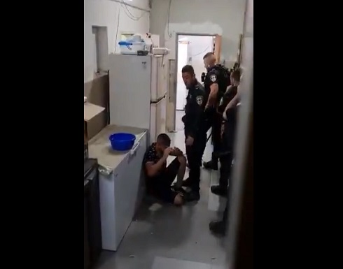 لحظة اعتداء واعتقال الشرطة الإسرائيلية لفلسطينيين من منزلهم في حيفا .. بالفيديو لحظة اعتداء واعتقال الشرطة الإسرائيلية لفلسطينيين من منزلهم في حيفا .. بالفيديو