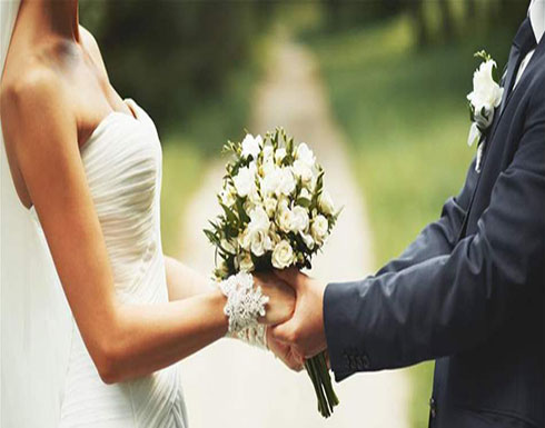 مذيعة شهيرة تخطف الانظار بحفل زفافها.. ارتدت فستاناً مطرزاً ووضعت تاجاً! مذيعة شهيرة تخطف الانظار بحفل زفافها.. ارتدت فستاناً مطرزاً ووضعت تاجاً!