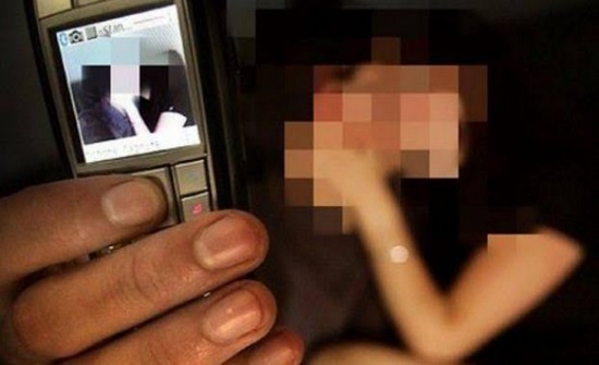 سوريا : شاب يهدد فتاة قاصر بنشر صور فاضحة لها سوريا : شاب يهدد فتاة قاصر بنشر صور فاضحة لها