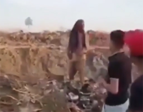 مصر.. القبض على شابين تنمّرا على عجوز معاق (فيديو) مصر.. القبض على شابين تنمّرا على عجوز معاق (فيديو)