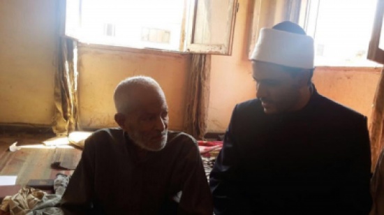 “فيسبوك” ينقذ عالم أزهري مصري من التسول.. وشيخ الأزهر يتدخل “فيسبوك” ينقذ عالم أزهري مصري من التسول.. وشيخ الأزهر يتدخل