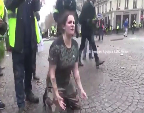 فيديو ..فرنسية راكعة أمام الشرطة: اقتلوني ولا تخربوا باريس! فيديو ..فرنسية راكعة أمام الشرطة: اقتلوني ولا تخربوا باريس!