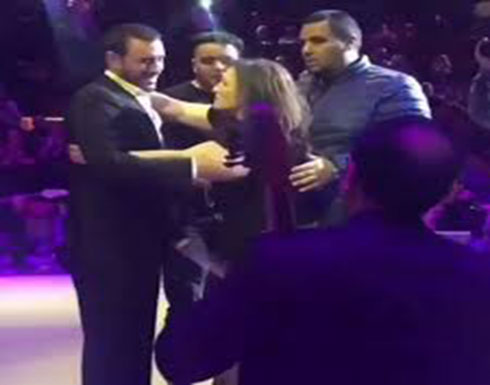 بالفيديو : ردُّ فعل كاظم الساهر لحظة سقوط مُعجبة أمامه على المسرح!