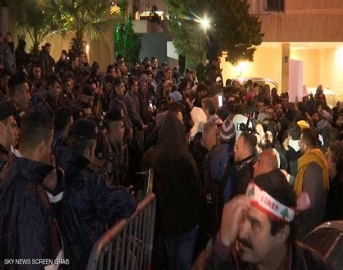 مظاهرة أمام منزل رئيس الوزراء اللبناني المكلف في بيروت مظاهرة أمام منزل رئيس الوزراء اللبناني المكلف في بيروت