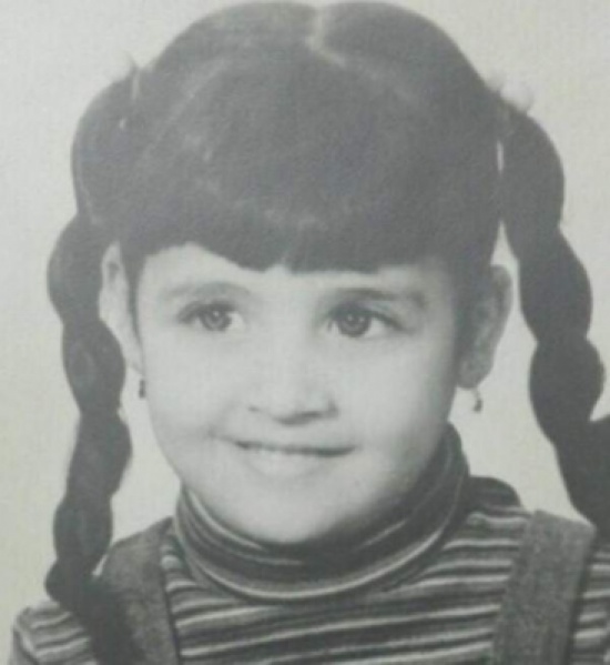 هذه الطفلة أصبحت اليوم نجمة من نجمات مصر.. خمّنوا من هي!! هذه الطفلة أصبحت اليوم نجمة من نجمات مصر.. خمّنوا من هي!!