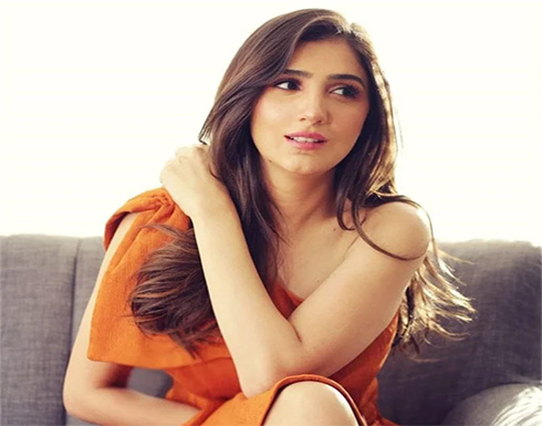 الجمهور يسأل عن عمليات التجميل .. أجرأ إطلالات مى عمر فى مسلسل لؤلؤ الجمهور يسأل عن عمليات التجميل .. أجرأ إطلالات مى عمر فى مسلسل لؤلؤ