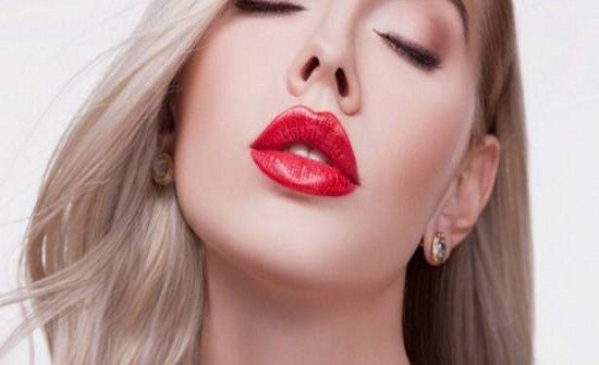4 طرق للحصول على شفاه ممتلئة.. بلا عمليات تجميل 4 طرق للحصول على شفاه ممتلئة.. بلا عمليات تجميل