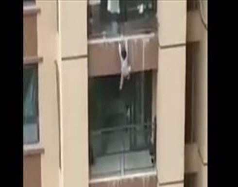 شاهدوا لحظة سقوط طفل من الطابق السادس (فيديو) شاهدوا لحظة سقوط طفل من الطابق السادس (فيديو)