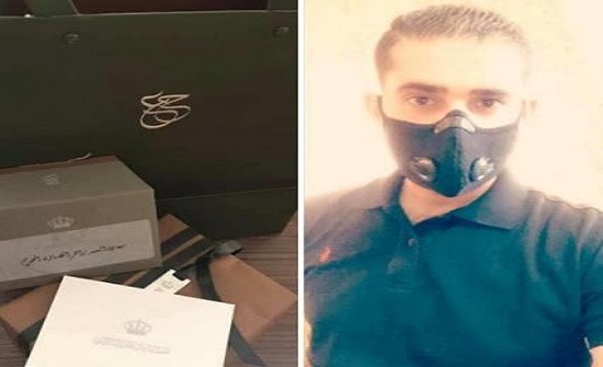 الأردن : الأمير حسين يهدي شابا كمامة طلبها منه عبر انستقرام الأردن : الأمير حسين يهدي شابا كمامة طلبها منه عبر انستقرام