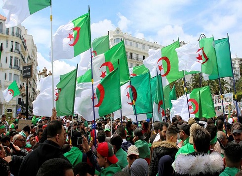 الجزائر.. توقيف أجانب خططوا لأعمال إرهابية تهدف لإذكاء التوترات الجزائر.. توقيف أجانب خططوا لأعمال إرهابية تهدف لإذكاء التوترات