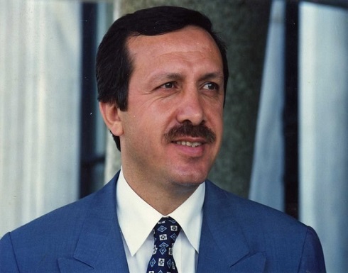 بـ”9 ثوان”.. أردوغان يقلب طاولة ماكرون وضيوفه (فيديو) بـ”9 ثوان”.. أردوغان يقلب طاولة ماكرون وضيوفه (فيديو)