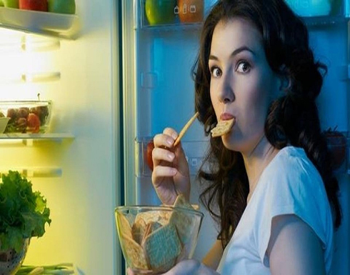 علاقة مؤكدة تربط بين الأرق وتناول الأطعمة المضرة ليلا علاقة مؤكدة تربط بين الأرق وتناول الأطعمة المضرة ليلا