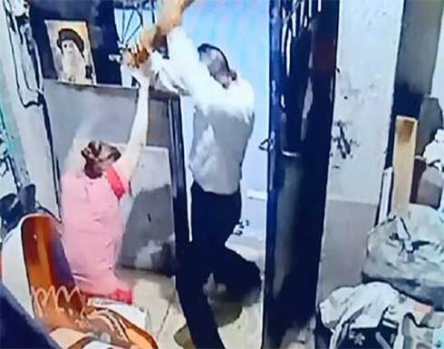 مصري يعتدي على زوجته بوحشية والنيابة تتدخل بعد "فيديو متداول للمشاجرة" مصري يعتدي على زوجته بوحشية والنيابة تتدخل بعد "فيديو متداول للمشاجرة"