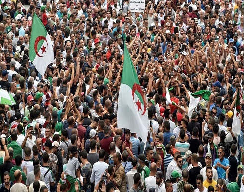 الجزائريون يتحدون الشرطة.. ويواصلون حراكهم الشعبي الجزائريون يتحدون الشرطة.. ويواصلون حراكهم الشعبي