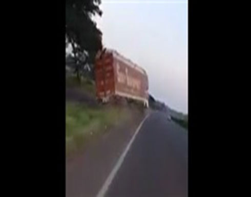 لحظة انقلاب شاحنة تحمل خنازير حية (فيديو) لحظة انقلاب شاحنة تحمل خنازير حية (فيديو)