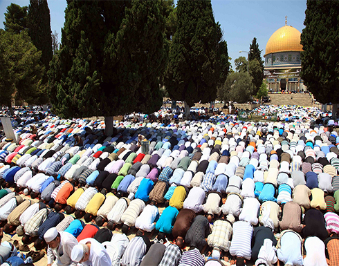 60 ألفا يؤدون صلاة الجمعة في رحاب المسجد الأقصى 60 ألفا يؤدون صلاة الجمعة في رحاب المسجد الأقصى