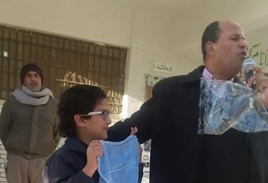 مدرسة تكرم طالباً بهدية غريبة وتثير جدلاً مدرسة تكرم طالباً بهدية غريبة وتثير جدلاً