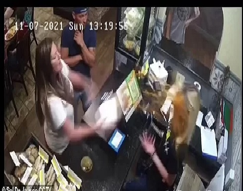 فيديو.. فتاة أمريكية تلقي مشروب ساخن على وجه عاملة بأحد المطاعم فيديو.. فتاة أمريكية تلقي مشروب ساخن على وجه عاملة بأحد المطاعم