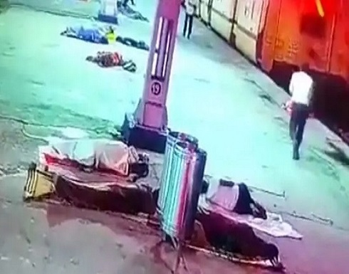 فيديو مرعب لا يصدق.. سرق رضيعا من حضن أمه بكل هدوء في الهند فيديو مرعب لا يصدق.. سرق رضيعا من حضن أمه بكل هدوء في الهند