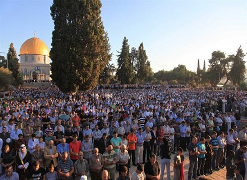 120 ألفا يصلون العيد بـ”الأقصى” رغم التضييقات الإسرائيلية 120 ألفا يصلون العيد بـ”الأقصى” رغم التضييقات الإسرائيلية