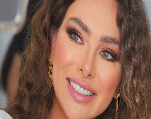 ستيفاني صليبا تدعم الليرة اللبنانية على طريقتها (صورة) ستيفاني صليبا تدعم الليرة اللبنانية على طريقتها (صورة)