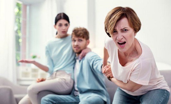 أمور تجنبيها أثناء تعاملك مع حماتك أمور تجنبيها أثناء تعاملك مع حماتك