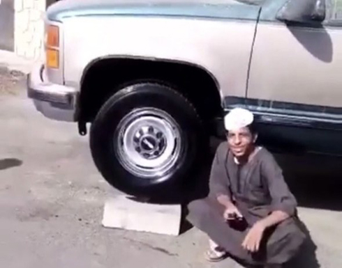 بالفيديو | شاب سعودي يوقف سيارته الجمس على أربعة فناجيل شاي بالفيديو | شاب سعودي يوقف سيارته الجمس على أربعة فناجيل شاي