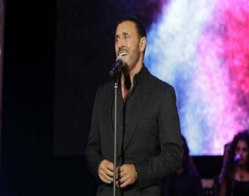 بالفيديو: فتاة تقتحم المسرح و "تقبل" كاظم الساهر بالفيديو: فتاة تقتحم المسرح و "تقبل" كاظم الساهر