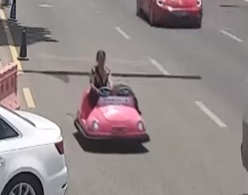 بالفيديو: امرأة تقود سيارة ملاهي في شارع مزدحم بالفيديو: امرأة تقود سيارة ملاهي في شارع مزدحم