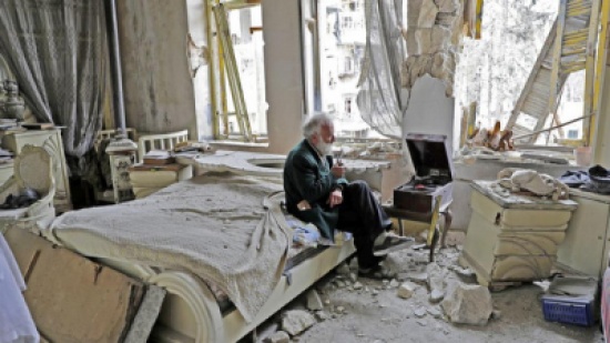 الصور الأكثر إنتشاراً: حلبي وسط الدمار يدخن الغليون ويستمع إلى أغانيه المفضلة