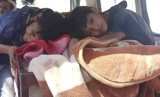 بالصورة .. أطفال يمنيون يبكون على جثة والدتهم بالصورة .. أطفال يمنيون يبكون على جثة والدتهم
