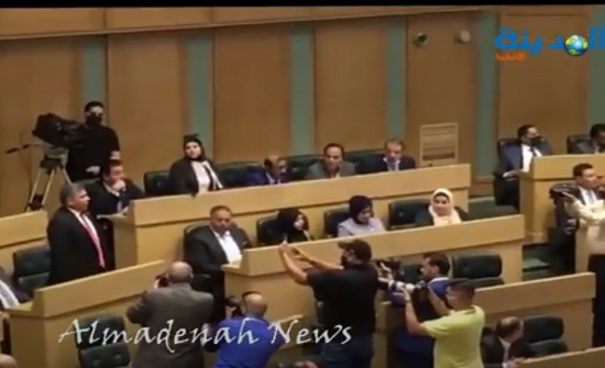 بالفيديو : شاهد رمزي العجارمة يؤدي اليمين الدستوري نائبا في المجلس بالفيديو : شاهد رمزي العجارمة يؤدي اليمين الدستوري نائبا في المجلس