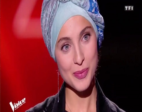 هذه المرة ليست اشاعة.. نجمة The Voice خلعت الحجاب .. شاهد