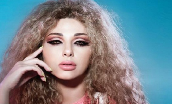 ميريام فارس بالقصير أمام المسبح – صورة