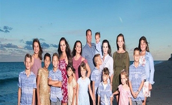 بالصور.. أم لديها 16 طفلا تعلمهم جميعا بالمنزل بالصور.. أم لديها 16 طفلا تعلمهم جميعا بالمنزل