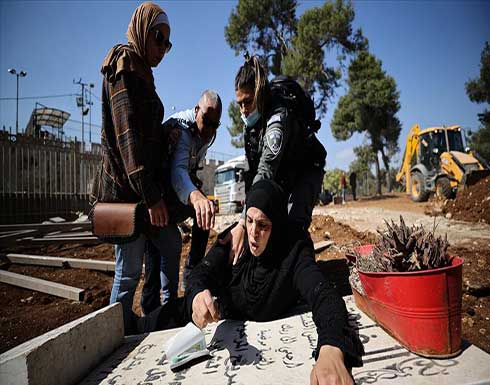 فلسطينية تحتضن شاهد قبر ابنها: لن يجرفوه إلا على جثتي .. بالفيديو