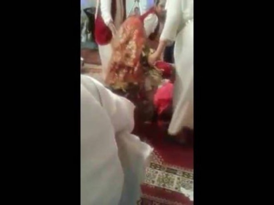 بالفيديو - عروس في موقف محرج بعد سقوطها خلال الزفة! بالفيديو - عروس في موقف محرج بعد سقوطها خلال الزفة!