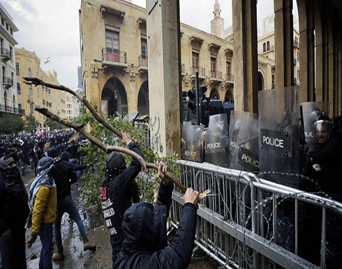 بالفيديو : محتجون يرشقون قوى الأمن في محيط البرلمان اللبناني بالحجارة بالفيديو : محتجون يرشقون قوى الأمن في محيط البرلمان اللبناني بالحجارة