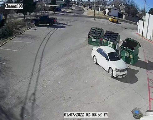 سمعوه يبكي.. فيديو صادم لأم تلقي طفلها بحاوية قمامة في أمريكا سمعوه يبكي.. فيديو صادم لأم تلقي طفلها بحاوية قمامة في أمريكا