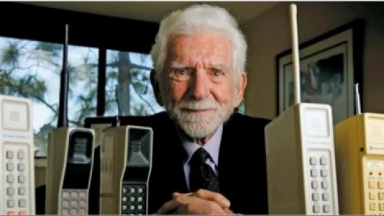 مخترع أول هاتف محمول عن استخدامه أكثر من 5 ساعات: بتضيعوا حياتكم