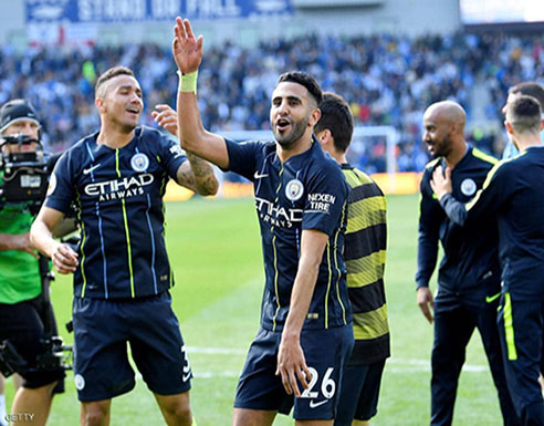 محرز.. أول لاعب عربي يتوج بالدوري الإنجليزي مرتين محرز.. أول لاعب عربي يتوج بالدوري الإنجليزي مرتين