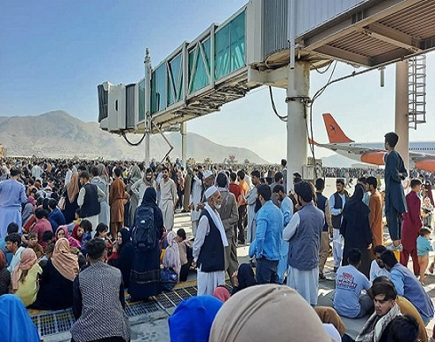 جنود أمريكيون يطلقون النار بمطار كابول وفوضى عارمة .. بالفيديو جنود أمريكيون يطلقون النار بمطار كابول وفوضى عارمة .. بالفيديو